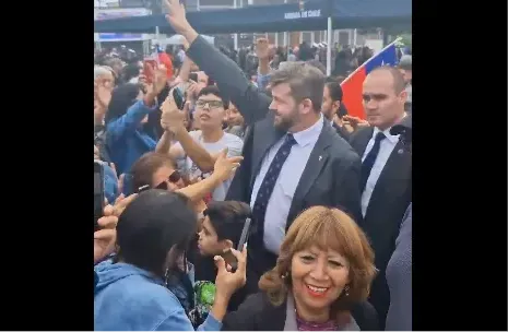 El de la Foto es un escolta del Grupo Guardia Presidencial GEP