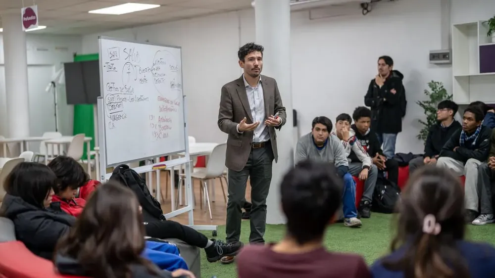 Funcionarios impartieron clases en colegio de Huechuraba