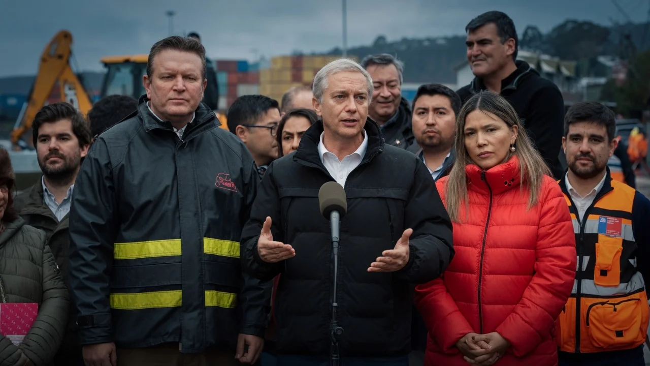 Presidente José Antonio Kast en punto de prensa en regiones afectadas por sistema frontal/ The Times Latino