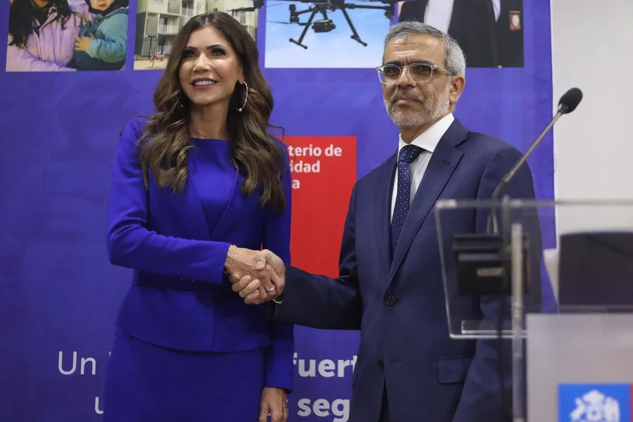Luis Cordero y Kristi Noem