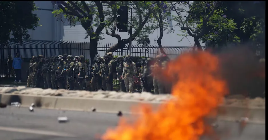 Manifestantes confrontaron a personal de la Patrulla Fronteriza (ICE)