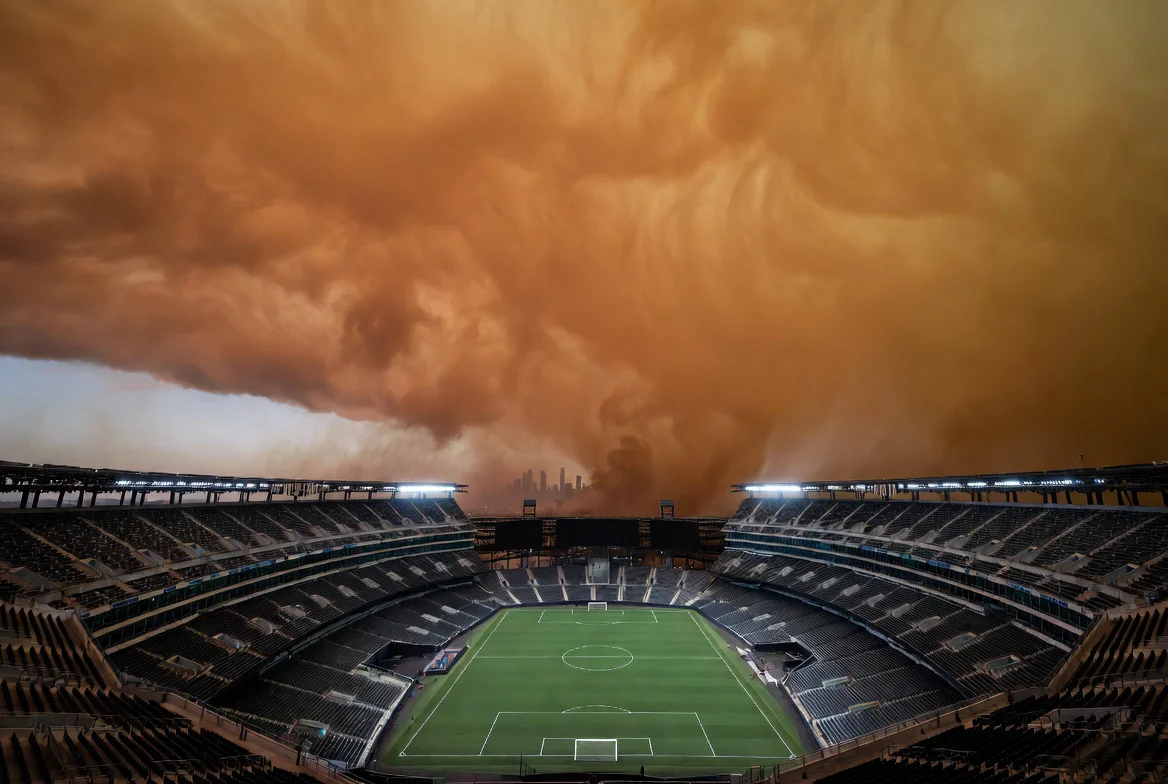 MetLife Stadium en East Rutherford, Nueva Jersey, con cielo anaranjado por humo de incendios forestales canadienses