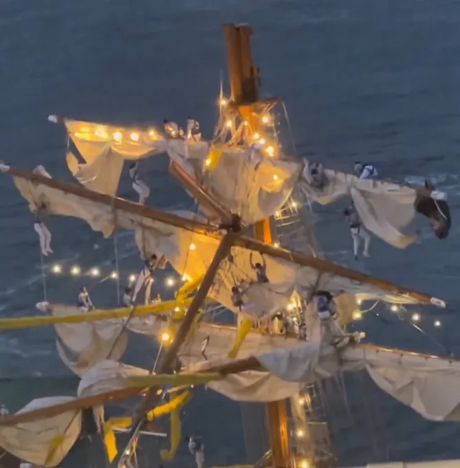 Buque Escuela Cuauhtémoc de México golpeando el Puente de Brooklyn Buque Escuela Cuauhtémoc de México golpeando el Puente de Brooklyn