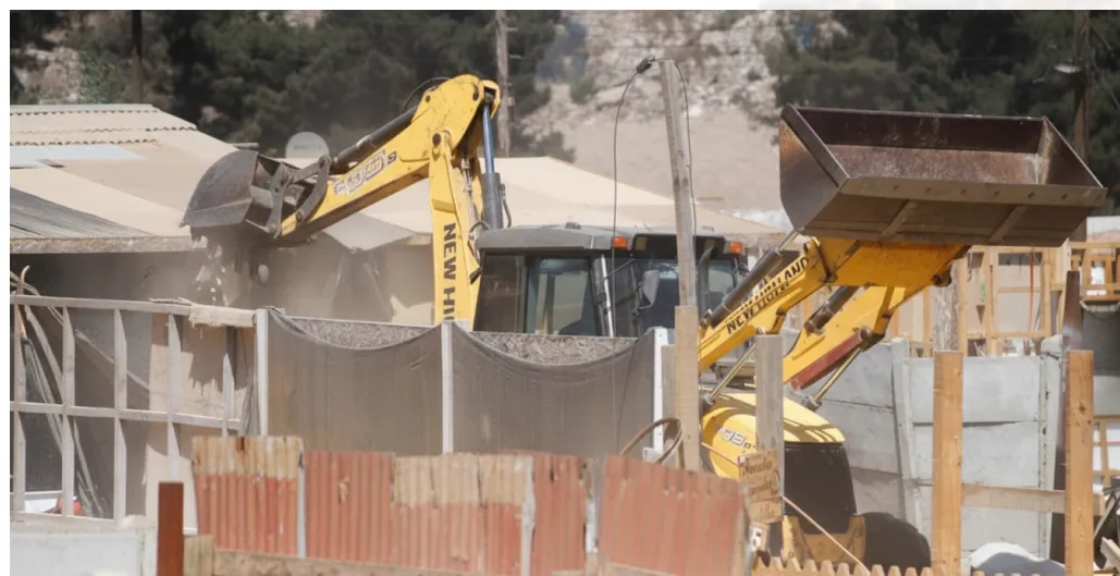 Maquinaria destruyendo toma The Times en Español