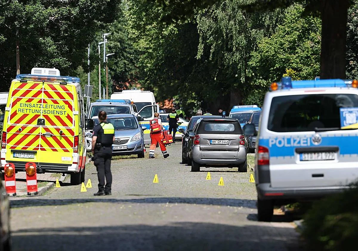Policía y servicios de emergencia en Stade tras el tiroteo en centro de acogida que dejó seis muertos en junio 2026.