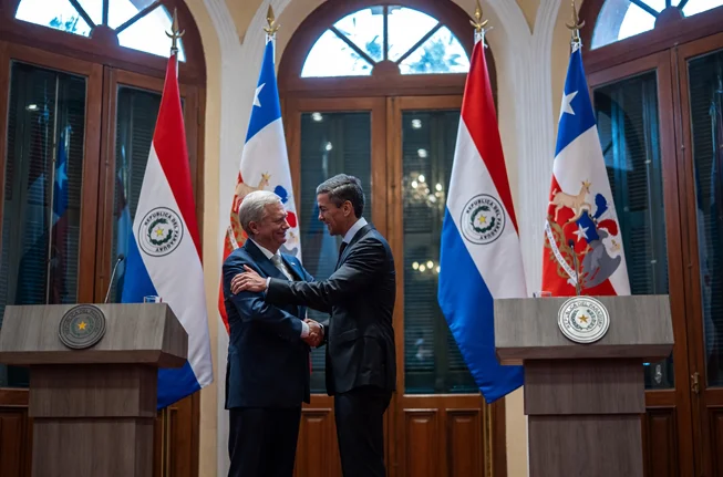 Los presidentes José Antonio Kast y Santiago Peña estrechando la mano tras firmar los acuerdos bilaterales en el Palacio