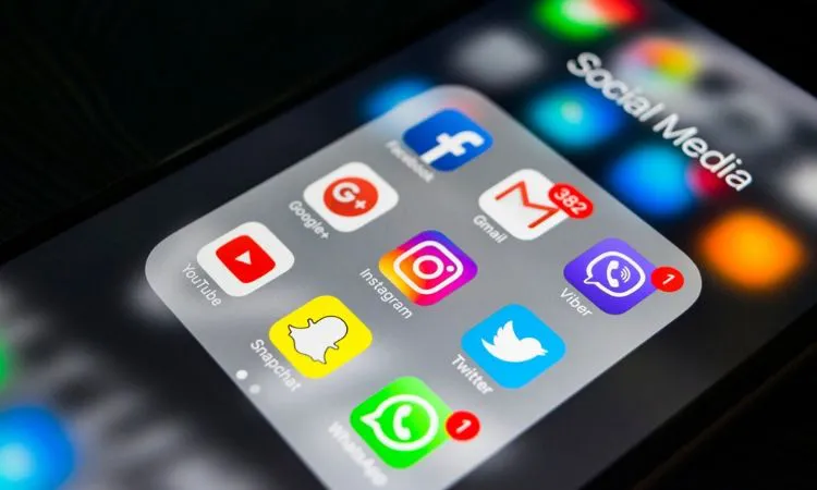 el-móvil-para-conectarse-redes-sociales-compressor