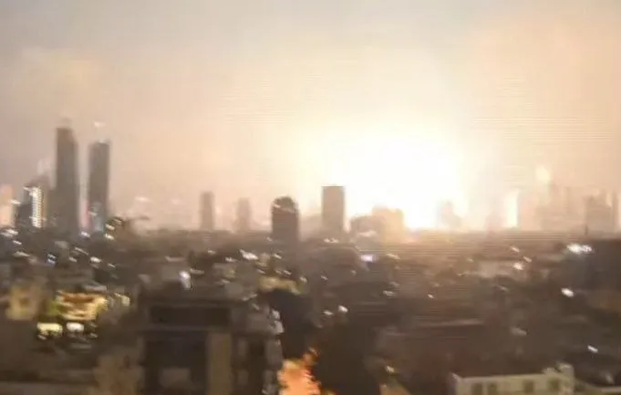 El sol sale en Tel Aviv por la noche.
