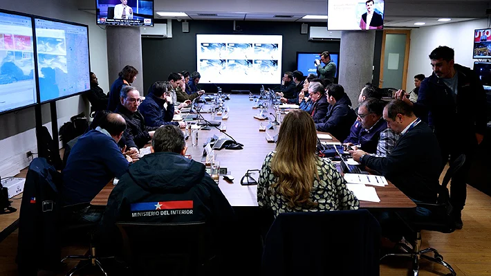 Autoridades de Senapred y Ministerio del Interior durante mesa técnica por el sistema frontal que afecta a Chile central