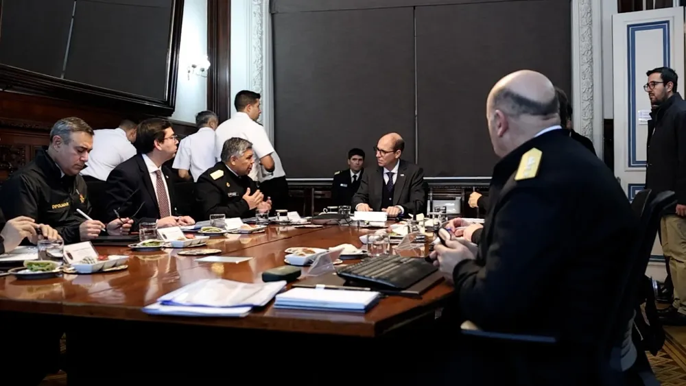 Ministro Arrau y almirante Cabrera durante la reunión de trabajo en Valparaíso (Foto: Ministerio de Seguridad)