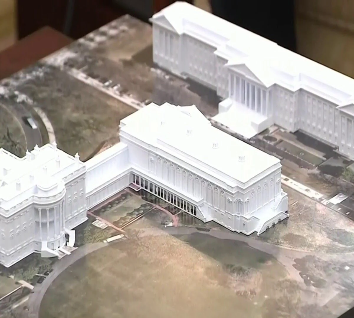 Promover construcción de salón en la Casa Blanca/ Pool