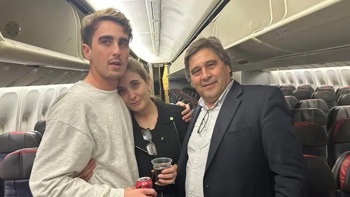 Domingo junto a su madre y padre. Cedida