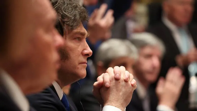 Javier Milei E P A / A L E X W R O B L E W ESQUÍ / C N P / PISCINA