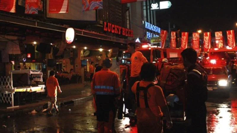 Vista nocturna del pub Rong Beer Na Lat Phrao en Bangkok / EPA / STR