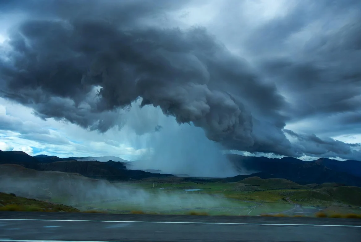 Nubes densas y lluvia cayendo sobre valles y cordillera en la zona centro-sur / The Times Latino