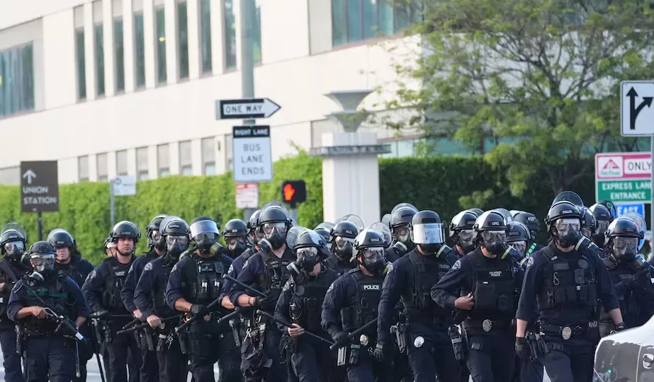 Manifestantes confrontaron a personal de la Patrulla Fronteriza (ICE)