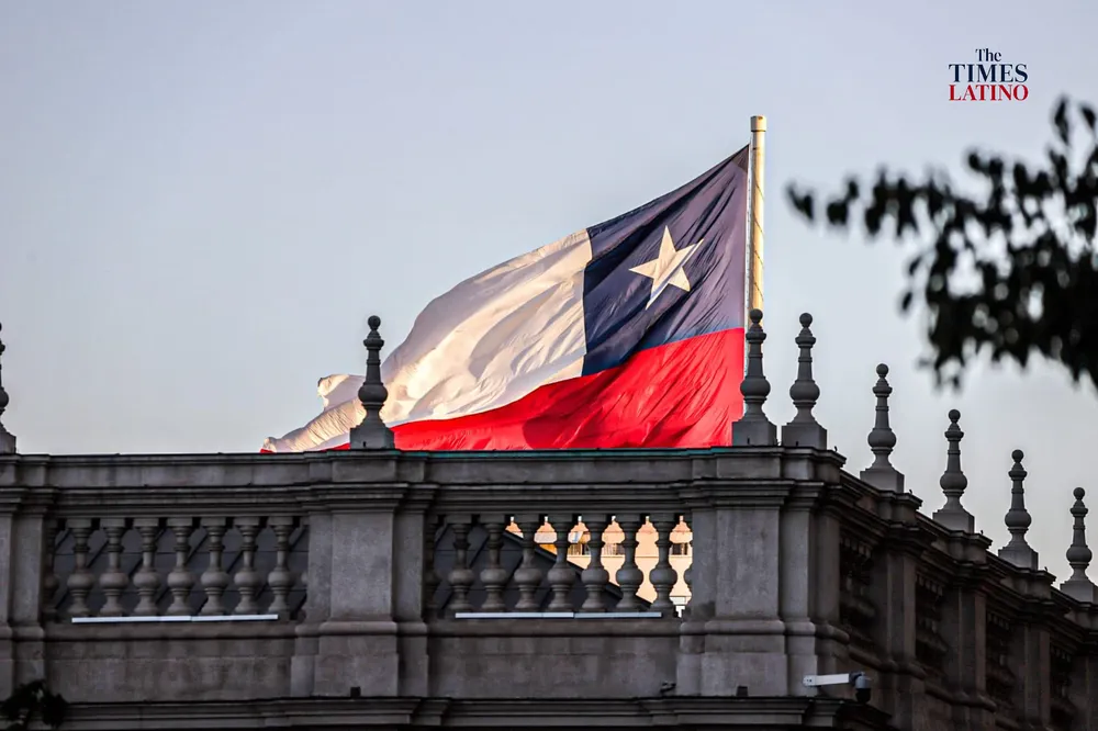 Bandera sobre La Moneda