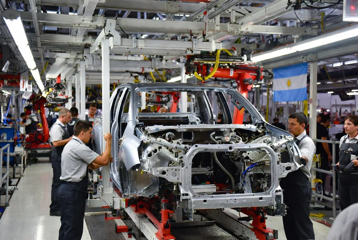 Fabricación de Camioneta Toyoya / The Times Latino
