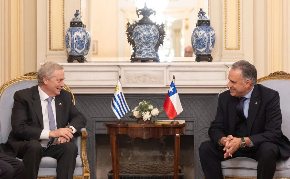 El presidente de la República, Yamandú Orsi, recibió a su par chileno, José Antonio Kast, en la residencia de Suárez 