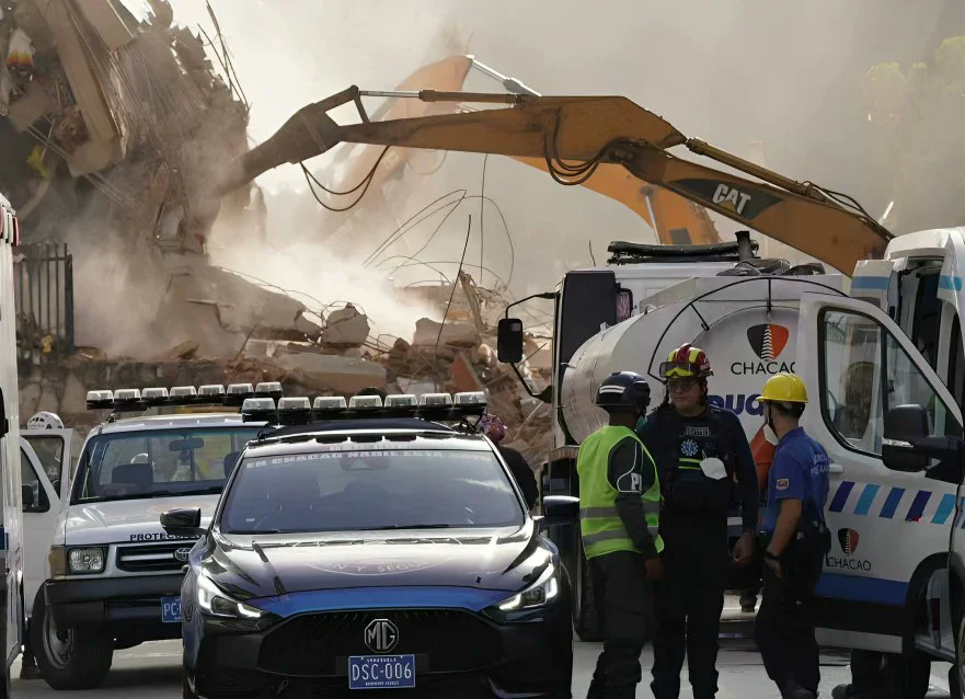 Equipos de rescate internacional trabajando entre los escombros en La Guaira, Venezuela