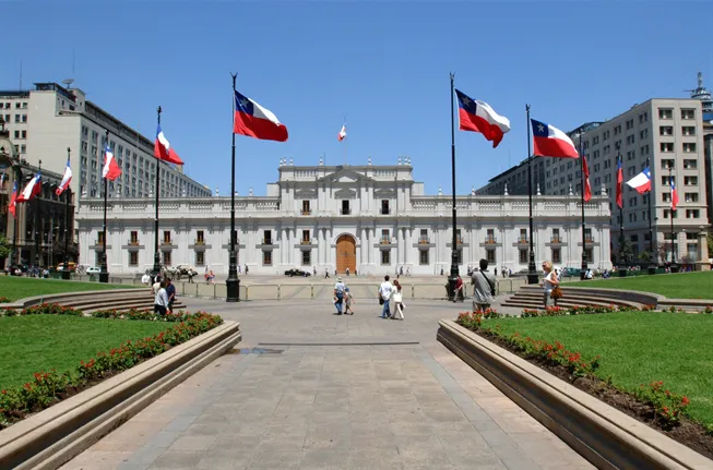 palacio_de_la_moneda_desde_plaza_de_la_constitucion_653x431