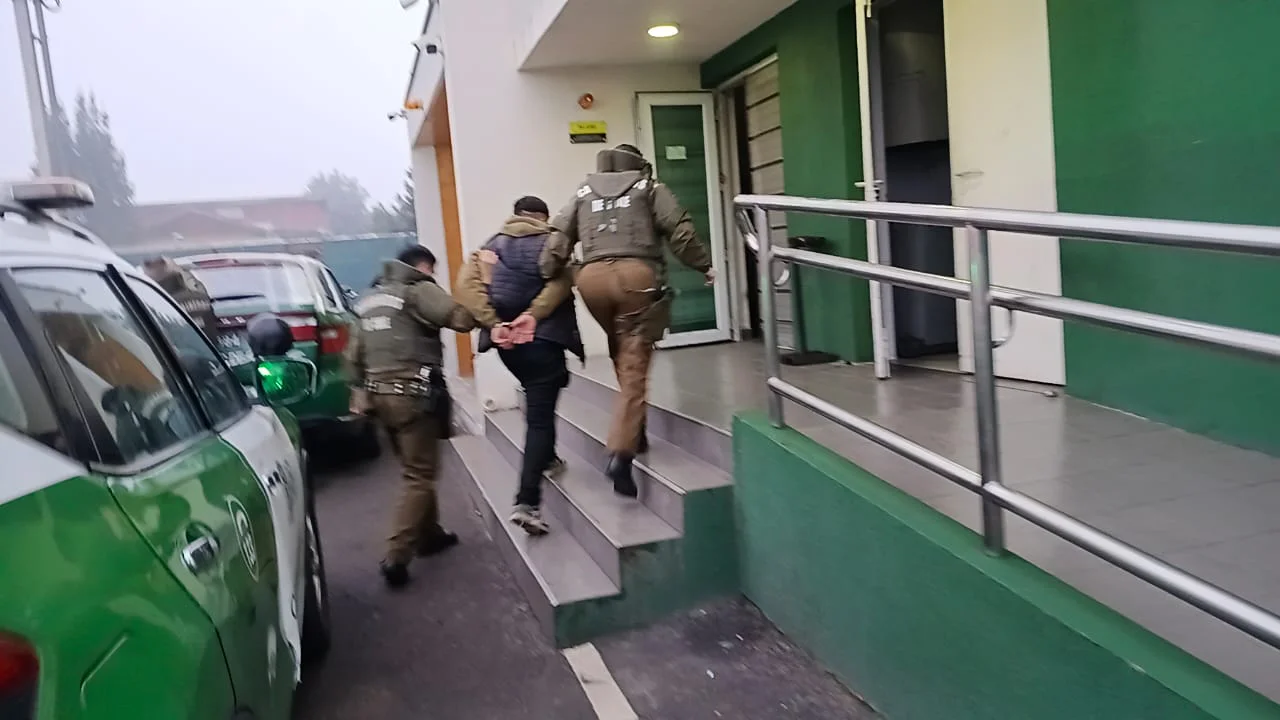 Detención de sospechosos por robo de aperos en Curicó, Carabineros en acción.