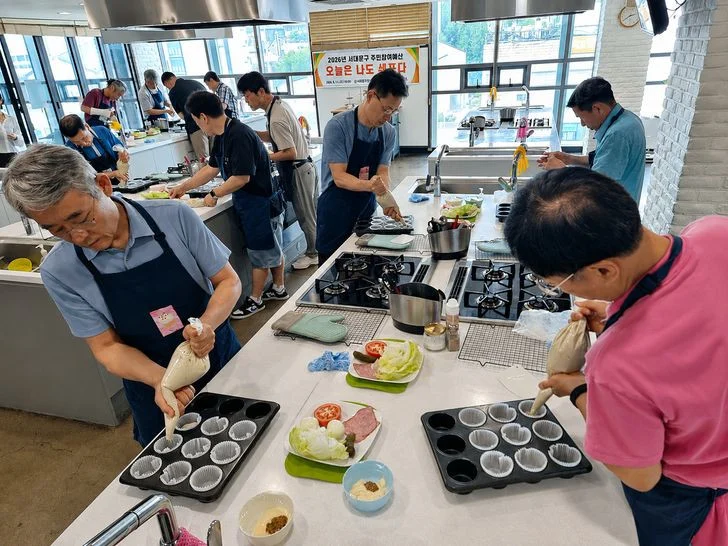 Jubilados surcoreanos aprenden a cocinar para vencer la soledad / Korea Times