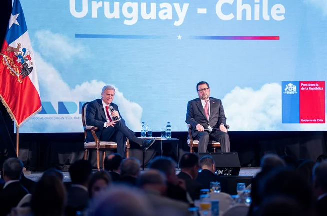 Presidente José Antonio Kast exponiendo ante empresarios en Uruguay sobre seguridad e inversión en Chile. / Prensa Presi