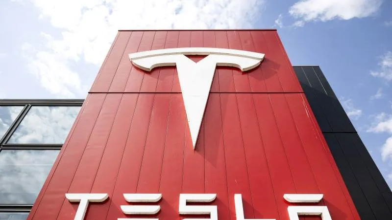 Tesla 📷 E P A - E F E / R A M O N V A N F L Y M E N 