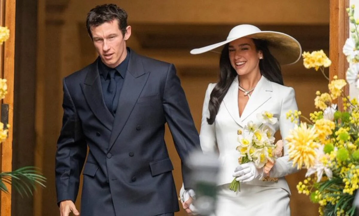 Matrimonio civil Dua Lipa Londres, vestido de novia Schiaparell / Redes Sociales