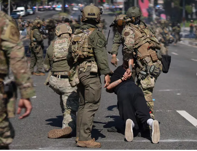 Manifestantes confrontaron a personal de la Patrulla Fronteriza (ICE)
