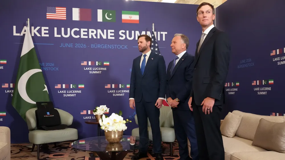 JD Vance (derecha) junto a funcionario iraní en conferencia de prensa durante el Lucerne Summit. : Pool