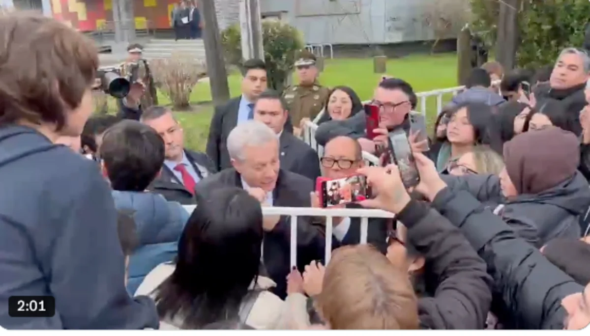 Presidente José Antonio Kast en un tenso intercambio con una mujer durante actividad en Villarrica