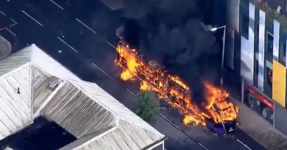 Autos y casas incendiados durante disturbios antiinmigración en Belfast, Irlanda del Norte