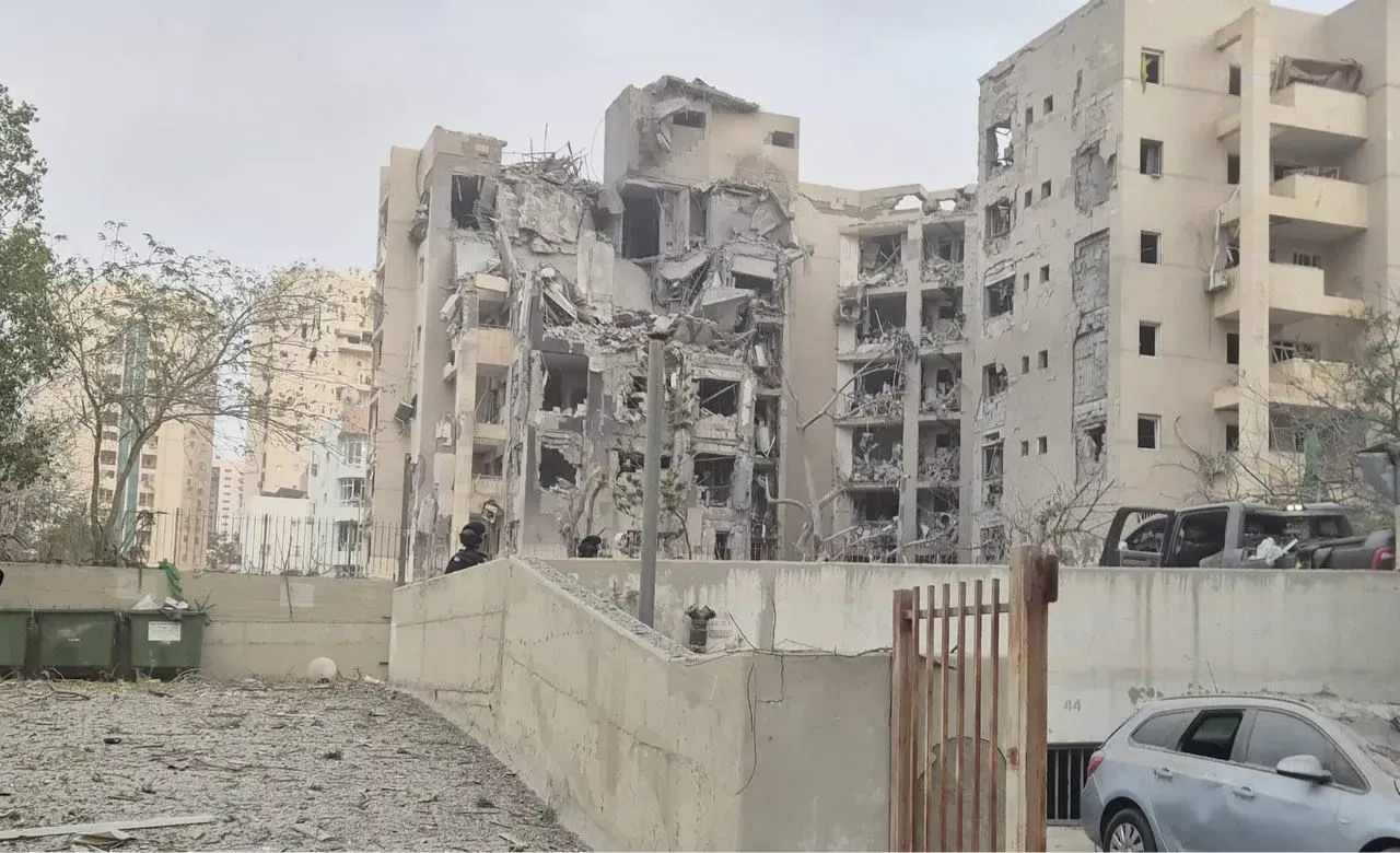 impacto del misil balístico iraní en Beersheba @manniefabian