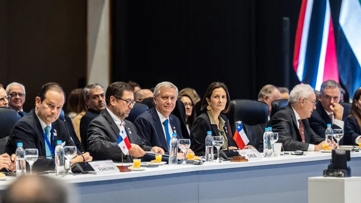 Presidente José Antonio Kast interviniendo en la sesión plenaria de la Cumbre del Mercosur en Asunción, Paraguay