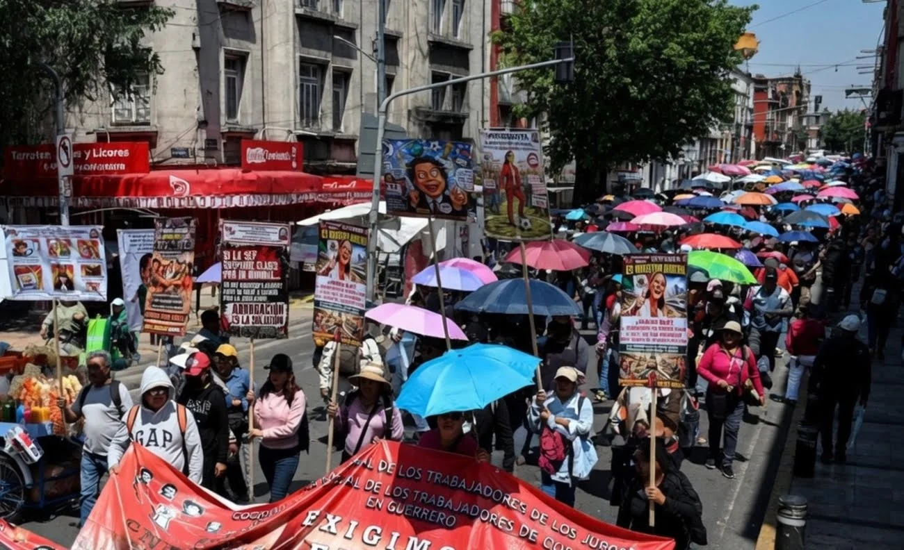 Profesores marchando en Mexico / The Times Latino