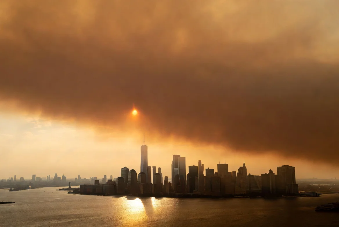 Cielo naranja por humo de incendios forestales en Canadá sobre el horizonte de Nueva York y la Estatua de la Libertad