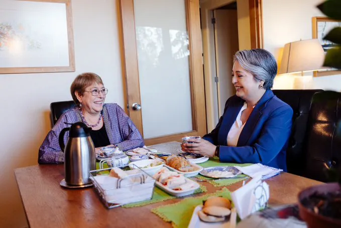 Michelle Bachelet y Jeannette Jara Cedida
