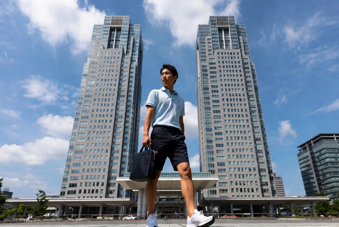 Funcionarios públicos de Tokio llegando a las oficinas metropolitanas con pantalones cortos, polos y zapatillas como par