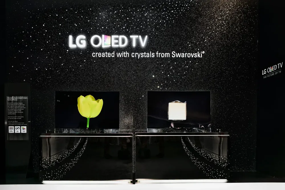 73603188_lg-oled-tv-swarovski-in-hall-112-at-the-press-conference-at-the-ifa-2014-international-radio-exhibition-under-the-radio-tower-in-berlin (4)