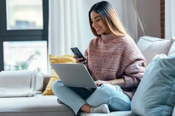 Mujer navegando en Internet